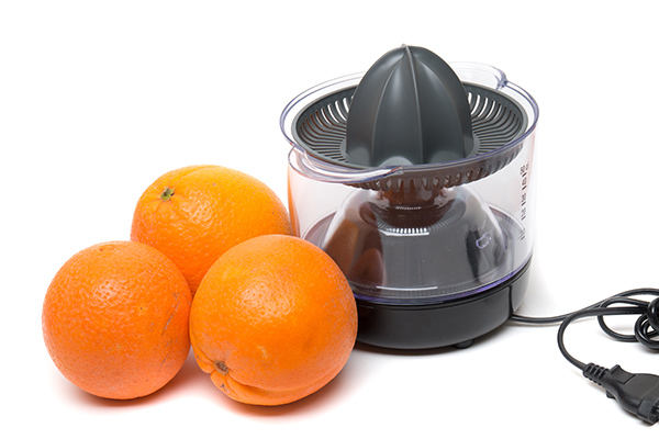 exprimidor electrico con naranjas